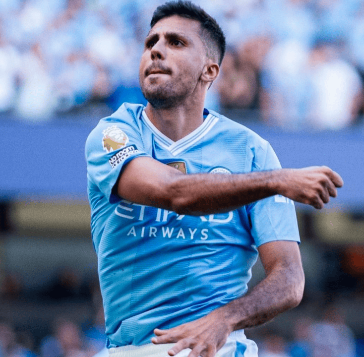 罗德里赛点兑现，皇家马德里淘汰那不勒斯晋级四强，主帅激动落泪(皇家马德里大名单)