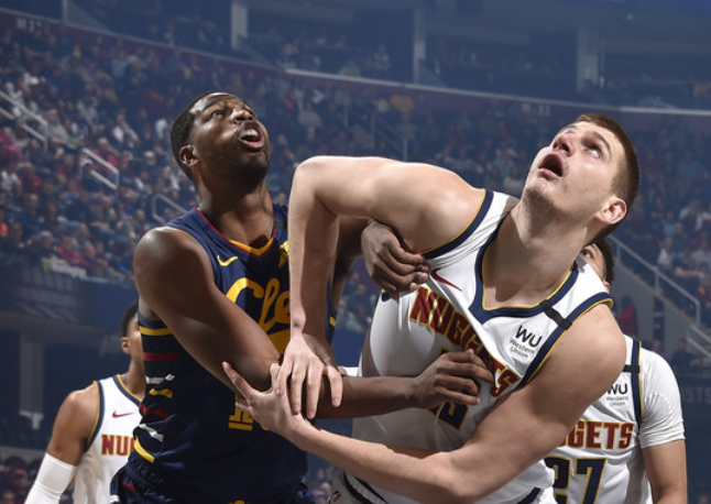  总决赛首回合爆出冷门！丹佛掘金血战丹佛掘金，争冠形势突变